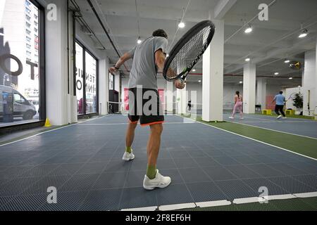 Philip Hinder (maglia grigia) partecipa a una lezione di tennis di gruppo presso i campi Tennis Innovator situati sulla 8th Avenue nel Midtown Manhattan, New York, NY, 13 aprile 2021. Dotato di un sistema di ventilazione ad aria anti-IONE/virus UV, la struttura di 8,000 metri quadrati offre 4 campi da tennis modificati con lezioni di tennis disponibili per adulti e bambini; un "movimento Innovators!" il programma offre ai bambini il tempo di giocare a diversi tipi di giochi di palla, tra cui pallacanestro, ping pong e tennis, centrati sullo sviluppo di forza e coordinazione. (Foto di Anthony Behar/Sipa USA) Foto Stock