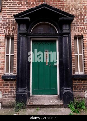 DUBLINO, IRLANDA - 23 luglio 2019: Un ingresso alla residenza georgiana di Dublino, Irlanda. Porta decorativa verniciata in verde scuro e nero. Foto Stock