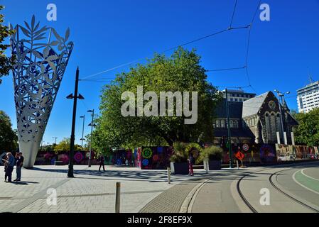 Cathedral Square, conosciuta localmente semplicemente come The Square, è il centro geografico e il cuore di Christchurch, Nuova Zelanda, dove il gatto anglicano della città Foto Stock