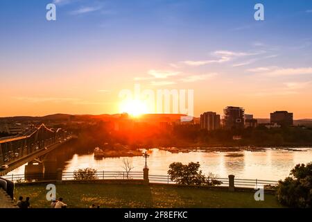 Splendido tramonto al Ponte Nepean Point Alexandra nel centro di Ottawa, Canada. Foto Stock