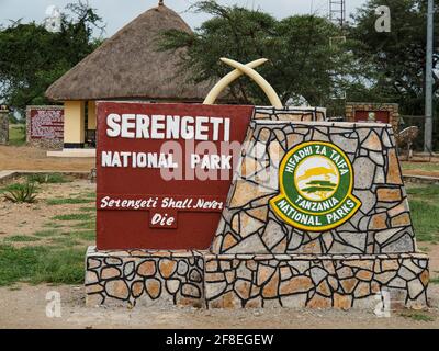 Parco Nazionale di Serengeti, Tanzania, Africa - 29 Febbraio 2020: Cartello d'ingresso al Parco Nazionale di Serengeti Foto Stock