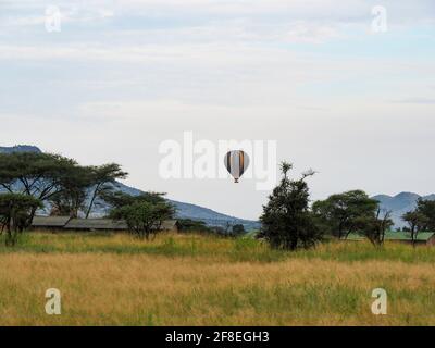 Parco Nazionale di Serengeti, Tanzania, Africa - 29 febbraio 2020: Mongolfiera che sorge sopra la Savannah, Parco Nazionale di Serengeti Foto Stock