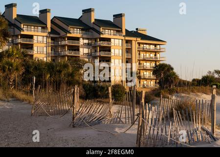 Wild Dunes Resort, South Carolina, USA - 5 aprile 2021. Lussuosa vista sull'oceano di appartamenti di lusso all'alba, Wild Dunes Resort, Isle of Palms, South Carolina. Foto Stock