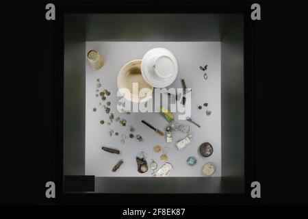 Lohheide, Germania. 07 aprile 2021. Gli effetti personali degli ex detenuti del campo di concentramento sono esposti al Centro di documentazione del Memoriale di Bergen-Belsen. Il 15 aprile segna il 76° anniversario della liberazione del campo di concentramento di Bergen-Belsen - come nel 2020, c'è una sola commemorazione online. Credit: OLE Spata/dpa/Alamy Live News Foto Stock