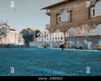 Ragazzi mascherati che giocano Foto Stock