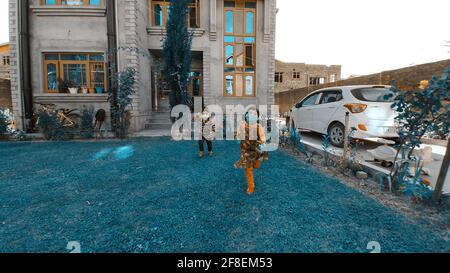 Ragazzi mascherati che giocano Foto Stock