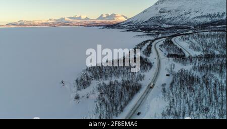Camion Lapporen montagne e lago Tornetrask inverno 01 Foto Stock