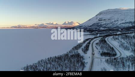 Lappporten montagne e lago Tornetrask inverno 01 Foto Stock