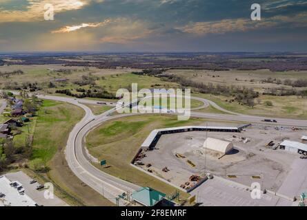 Vista su un drone alto sopra le autostrade, incrocia le strade su interstate ti porta su una veloce autostrada di trasporto a Stroud Oklahoma USA Foto Stock