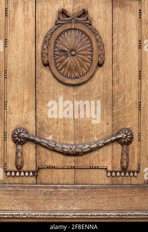 Frammento di vecchia porta in legno decorata in città Foto Stock