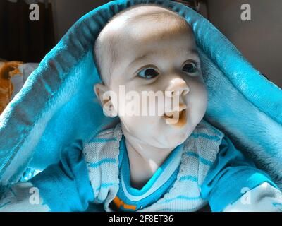 Sorridere bambino fotografie a casa sotto coperta sembra bello. Foto digitali e 4k di bambini. Foto Stock