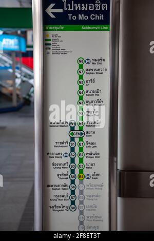 Vista ravvicinata di un cartello che mostra la metropolitana di Sukhumvit Stazioni di linea a Bangkok Foto Stock