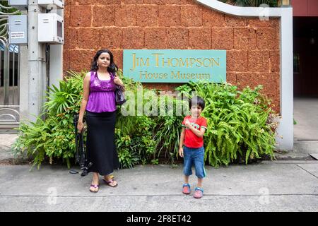 Vista dei turisti che si posano all'ingresso della casa Jim Thompson a Bangkok. Foto Stock