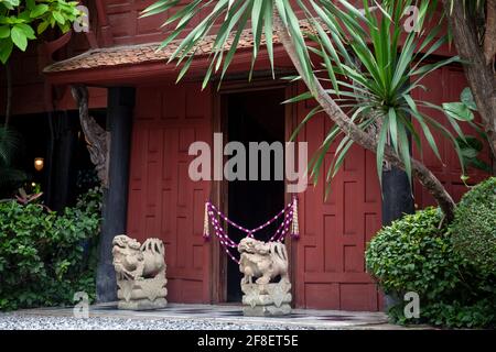 Vista sul verde e su una struttura in legno all'interno della casa Jim Thompson a Bangkok. Foto Stock