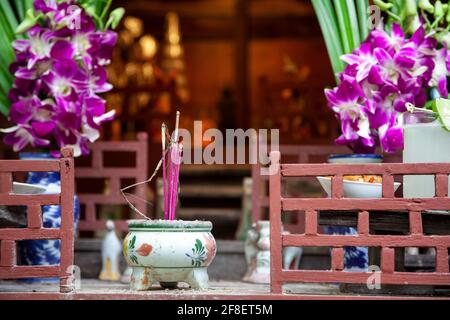 Vista dei bastoni di incenso e della struttura in legno presso la casa Jim Thompson a Bangkok. Foto Stock