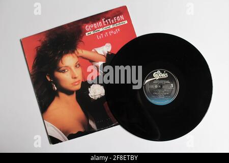 Salsa & pop cantante & band Gloria Estefan e Miami Sound Machine album di musica su disco LP con dischi in vinile. Intitolato Let IT Loose qualsiasi cosa per la copertina dell'album Foto Stock