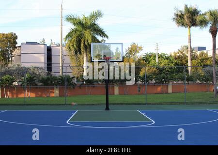 Campo pubblico di pallacanestro nella città di Miami, Florida, in una comunità di alloggi dove tutti possono giocare a palla. Foto Stock