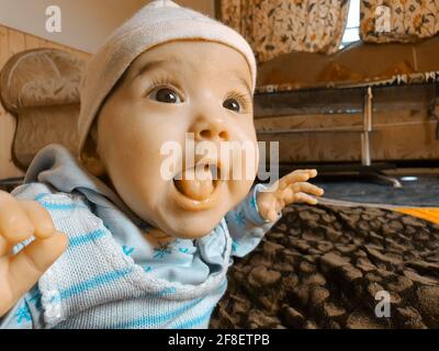 Sorridere bambino fotografie a casa sotto coperta sembra bello. Foto digitali e 4k di bambini. Foto Stock