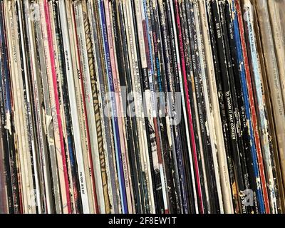 Vista dall'alto di una raccolta di record in ordine alfabetico. Collezione di vinile. Musica. Sfondo di vinile LP. Foto Stock