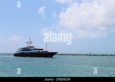 Yacht grande e lussuoso che naviga attraverso Miami Beach Florida vicino al molo di South Pointe vicino al porto. CopySpace Advertising Investment per milionari Foto Stock