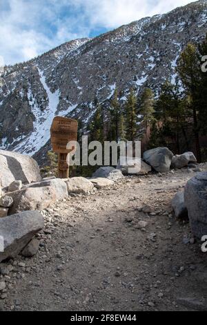 Il sentiero escursionistico di North Fork Big Pine Creek è una salita ripida verso First Lake, a ovest di Big Pine nella contea di Inyo, California, USA. Foto Stock