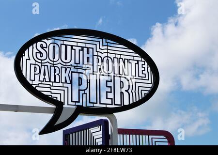 Primo piano dell'insegna del South Pointe Pier Park a Miami Beach, Florida. Foto Stock