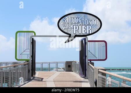 Primo piano dell'insegna del South Pointe Pier Park a Miami Beach, Florida. Foto Stock