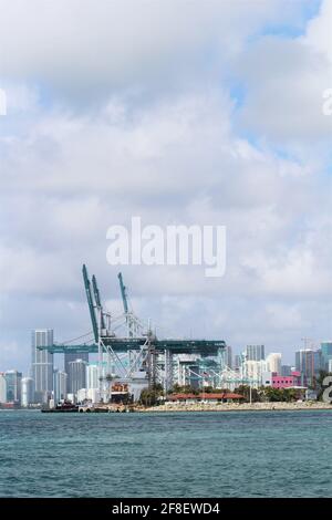 Porto di Miami. Porto marittimo di Miami sulla spiaggia di South Pointe a Miami Beach, Florida. Gru PortMiami e attrezzature per il trasporto marittimo. Marittimo Foto Stock