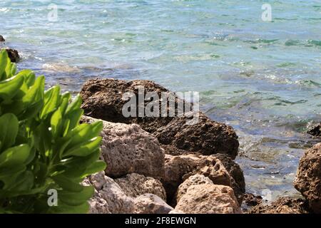 Bellissima acqua cristallina dell'oceano che colpisce le rocce sul South Point Pier Park a Miami Beach, Florida, copyspace Foto Stock