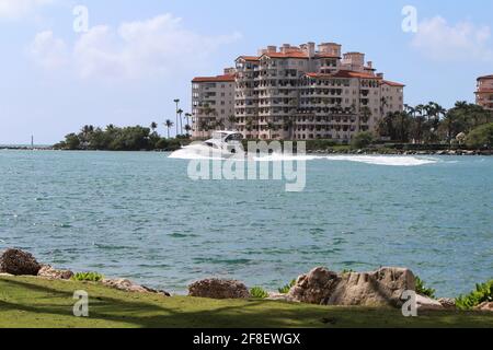 Yacht presso il porto marittimo di Miami presso la spiaggia di South Pointe a Miami Beach, Florida, con vista sullo sfondo dei condomini di Palazzo del Sol a Fisher Island Foto Stock