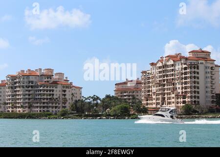 Yacht presso il porto marittimo di Miami presso la spiaggia di South Pointe a Miami Beach, Florida, con vista sullo sfondo dei condomini di Palazzo del Sol a Fisher Island Foto Stock