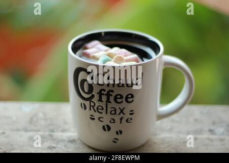 Un primo piano di una tazza di caffè con mini marshmallows Foto Stock