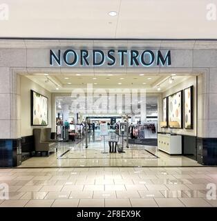 Facciata esterna interna di Nordstrom, Inc., una catena di grandi magazzini di lusso americani situata nel centro commerciale Aventura, nella Florida meridionale. Foto Stock