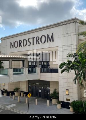 Facciata esterna esterna di Nordstrom, Inc., una catena di grandi magazzini di lusso americani situata nel Centro commerciale Aventura, nella Florida meridionale. Foto Stock