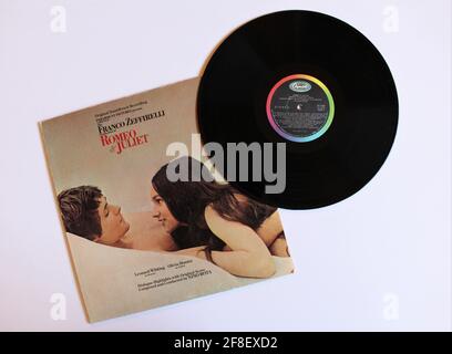 La colonna sonora del film del 1968 Romeo & Juliet di Franco Zeffirelli è stata composta e diretta da Nino Rota scritto da Eugene Walter. Album musicale in vinile Foto Stock