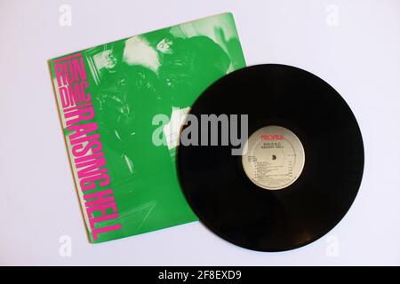 Hip hop and rap rock band, album musicale Run-DMC su disco LP con dischi in  vinile. Intitolato: Allevare l'Inferno Foto stock - Alamy