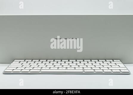 Nuovo personal computer con tastiera iMac da 21,5 pollici realizzato da Apple Computers, isolato su sfondo bianco. Vista laterale Foto Stock