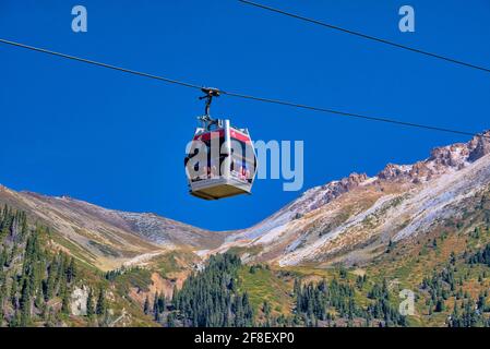 La stazione sciistica di Shymbulak si trova nella parte alta della Valle del Medeu, nella catena montuosa di Zaiilisky Alatau. Il resort può essere raggiunto in gondola c Foto Stock