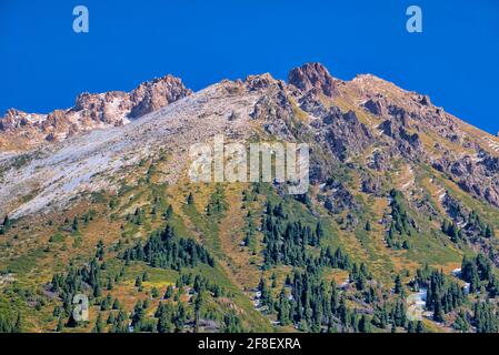 La stazione sciistica di Shymbylak si trova nella parte alta della valle del Medeu, nella catena montuosa di Zaiilisky Alatau, presa @Almaty, Kazakhtan Foto Stock