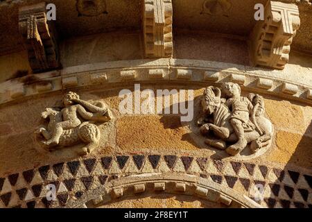 Issoire, segno zodiacale (Ariete e Toro), chiesa romana di Saint-Austremoine, dipartimento Puy de Dome, Auvergne Rodano Alpi, Francia, Auvergne, Francia Foto Stock