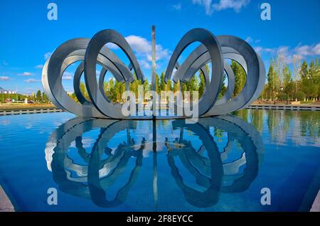 Monumento artistico circolare, situato nei quartieri del Parco degli amanti preso @Astana, Kazakhtan Foto Stock