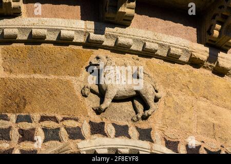 Issoire, segno zodiacale (Leo), chiesa romana di Saint-Austremoine, dipartimento Puy de Dome, Auvergne Rodano Alpi, Francia, Auvergne, Francia, Europa Foto Stock