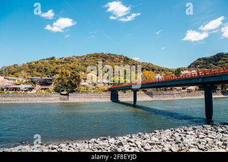 Città e fiume Uji in primavera a Kyoto, Giappone Foto Stock