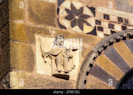 Issoire, segno zodiacale (Virgo), chiesa romana di Saint-Austremoine, dipartimento Puy de Dome, Auvergne Rodano Alpi, Francia, Auvergne, Francia, Europa Foto Stock