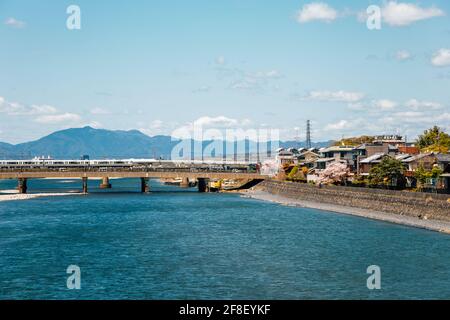 Città e fiume Uji in primavera a Kyoto, Giappone Foto Stock