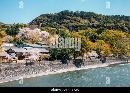 Città e fiume Uji in primavera a Kyoto, Giappone Foto Stock