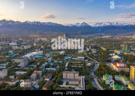 Nel 1997 la capitale fu trasferita ad Astana (ribattezzata Nur-Sultan nel 2019) nella parte centro-settentrionale del paese. Da allora si è fatto riferimento ad Almaty Foto Stock