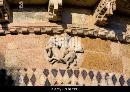 Issoire, segno zodiacale (Capricorno), chiesa romana di Saint-Austremoine, dipartimento Puy de Dome, Auvergne Rodano Alpi, Francia Foto Stock