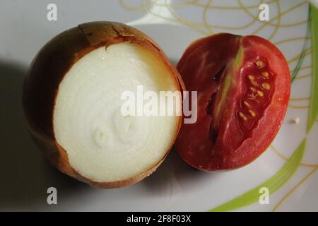 Primo piano di metà cipolla e pomodoro Foto Stock