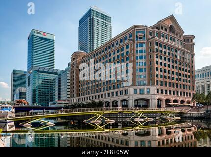 Vista di 8 Canada Square e di una Canada Square Towers con il North Dock Pedestrian Bridge riflesso sull'acqua, nella Canary Wharf Estate. Foto Stock